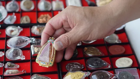ฝันเห็นพระเครื่อง พระเครื่องหลวงปู่ทวด หมายความอย่างไร พร้อมเลขนำโชค