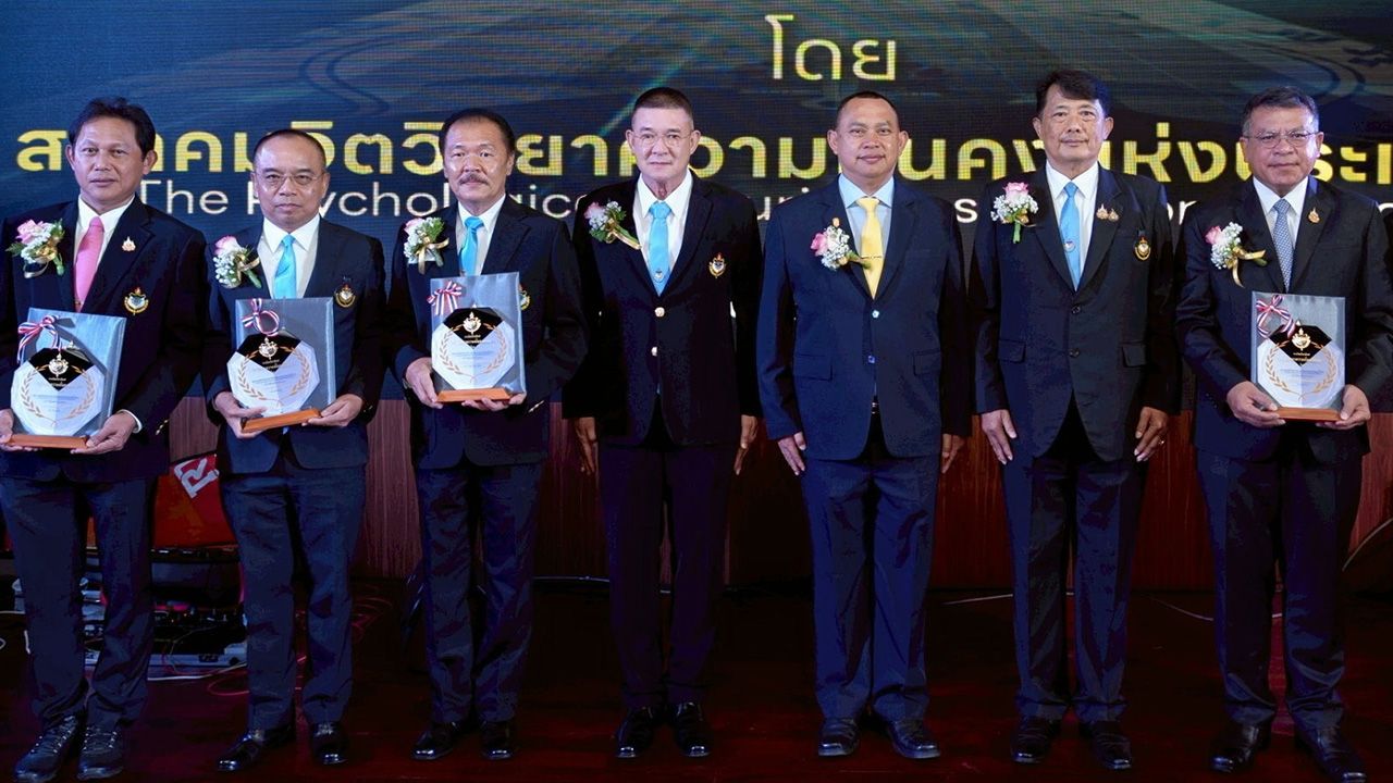 ดีเด่น - พล.ท.พีรพัฒน์ จันทร์งาม มาร่วมแสดงความยินดีแก่ นพ.ยงยศ ธรรมวุฒิ, กิตติ สุทธิจิตไพศาล, เอกอธิ รัตนอารี และ สัมฤทธิ์ อนุภักดิ์ ในโอกาสได้รับรางวัล “จิตวิทยาความมั่นคงดีเด่น” ประจำปี 2568 โดยมี พล.ท.เฉลิมชัย รื่นภิรมย์ มาร่วมงานด้วย ที่สถาบันจิตวิทยาความมั่นคง วันก่อน.