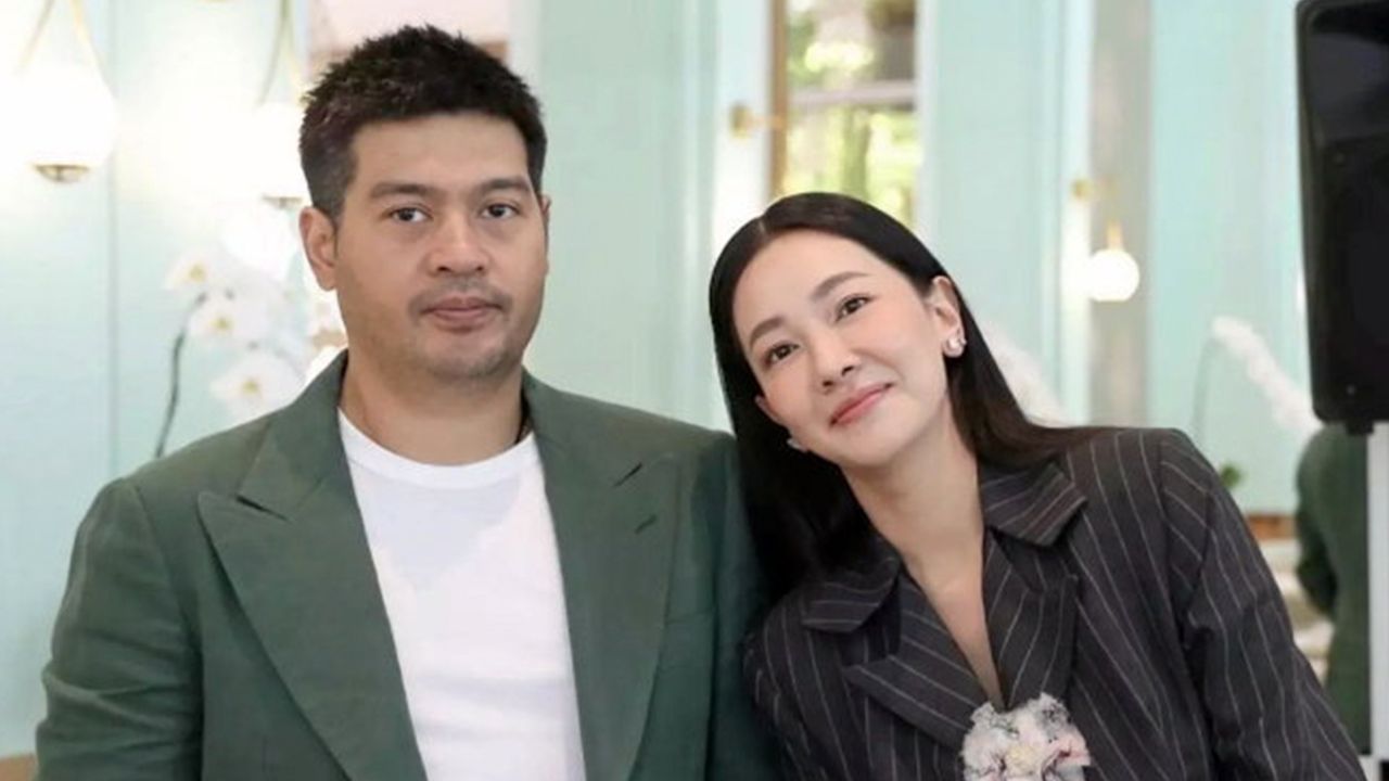 ทุ่มเกินร้อยทั้งฝึกร้องเต้นร่วมเรียลลิตี้ที่จีน นุ่น-วรนุช โพสต์บอกลารายการ ต๊อด-ปิติ สามียังยกนิ้วชมออกสื่อ “โคตรเก่ง กลับบ้านมาทุกวันเห็นแต่เรียนภาษาจีน สุดมากวอ” หวานๆน่ารักอ๊ะ.