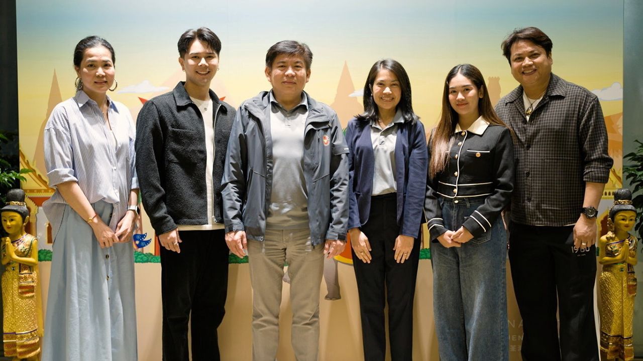 เลี้ยงรับ จาตุรนต์ ไชยะคำ กสญ. ณ เมืองฮ่องกง จีน และ รมิดา ฉ่ำเฉลิม รอง กสญ. จัดเลี้ยงต้อนรับ ณัฐพรรณ ศรีมุข จาก บมจ.จีเอ็มเอ็ม แกรมมี่ นำศิลปิน มี พลพล, อิส–อิสรพงศ์ และ เบล–นิภาดา ไปร่วมงานสงกรานต์ที่ฮ่องกง.