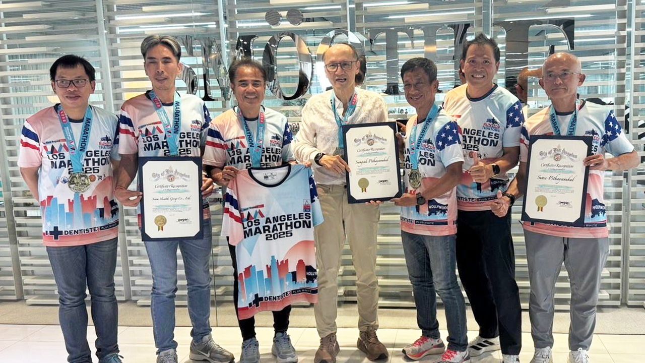 ขอบคุณ แนท–นภดล วงศ์ชัยวัฒน์ และ ครูดิน–สถาวร จันทร์ผ่องศรี นำใบประกาศนียบัตรของเทศบาลนครลอสแอนเจลิส สหรัฐฯ ไปมอบให้ ดร.แสงสุข พิทยานุกูล กก.ผจก.บ.สยามเฮลท์ กรุ๊ป ที่สนับสนุนแต่งชุดมวยไทยวิ่ง “แอลเอมาราธอน”.
