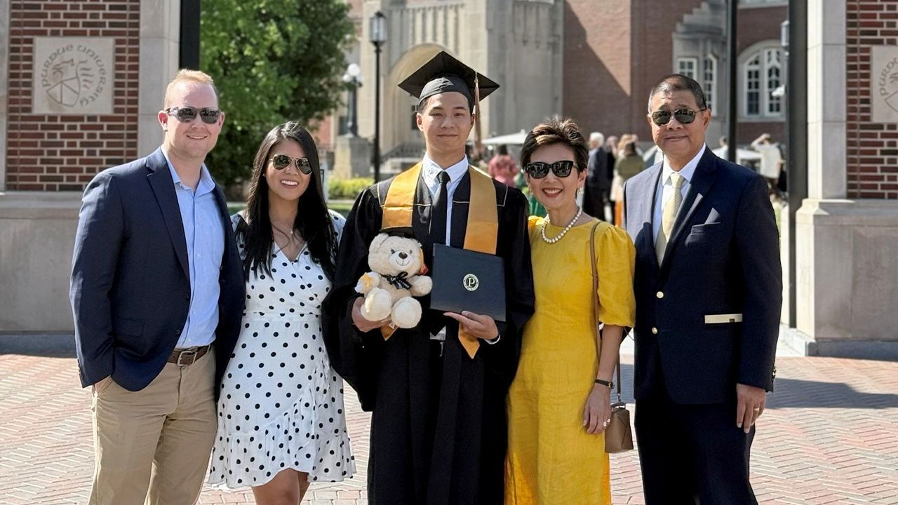 พ่อแม่ปลื้ม จักร–กมลรัตน์ บุญ–หลง ไปร่วมแสดงความยินดีด้วยความปลาบปลื้มกับ เม่น–ปวรปรัชญ์ บุญ–หลง บุตรชายคนเล็ก สำเร็จปริญญาตรี จากมหาวิทยาลัยเพอร์ดู เมืองเสต์ ลาฟาแยตต์ รัฐอินเดียนา สหรัฐฯ.