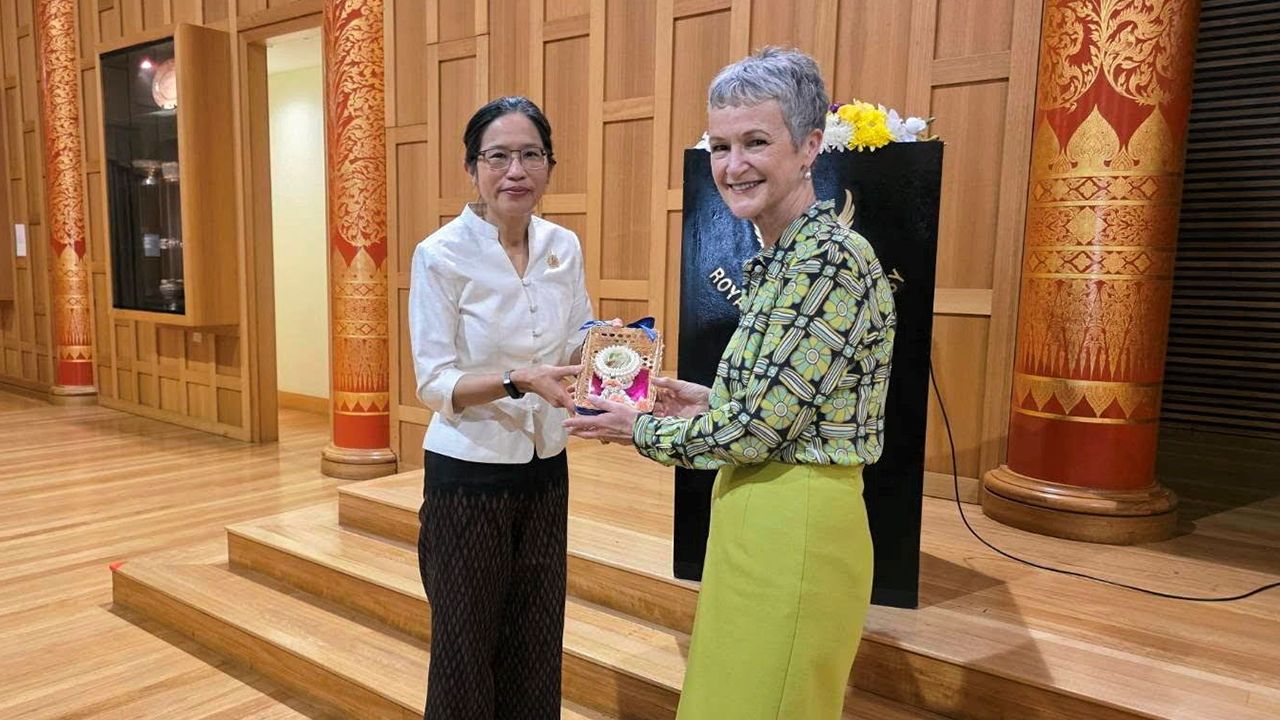 เลี้ยงเป็นเกียรติ อาจารี ศรีรัตนบัลล์ ออท. ณ กรุงแคนเบอร์รา ออสเตรเลีย จัดงานเลี้ยงเป็นเกียรติแก่ ศ.ดร.คาโรลีน ซูซาน เอลิซาเบท โฮเมอร์ ผู้ได้รับพระราชทานรางวัลสมเด็จพระศรีนครินทราบรมราชชนนี ปี 2567.